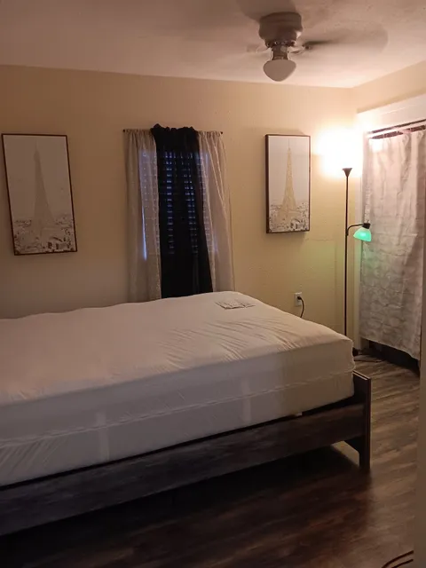 Country Cottage Square