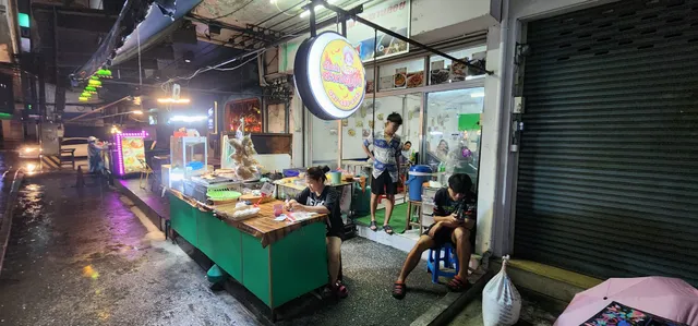 Som Tum Sapanloi (ส้มตำสะพานลอย)