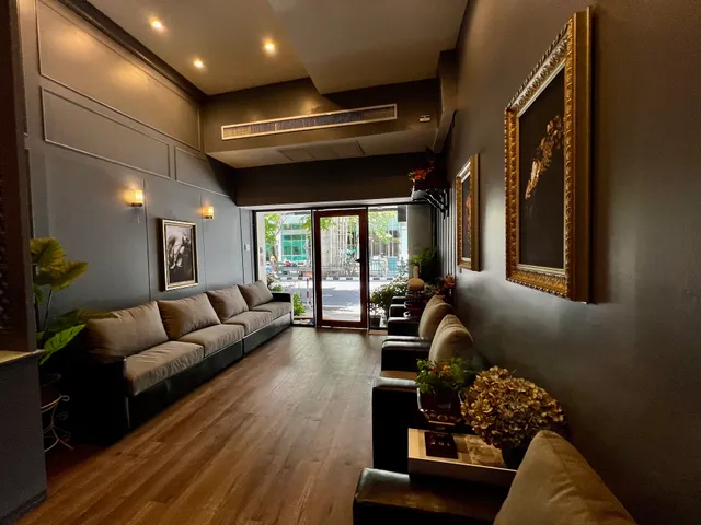 9-TEEN MASSAGE SILOM 8