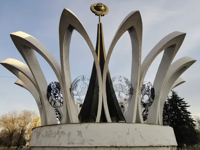 50-Let Obrazovaniya Sssr, Pamyatnik