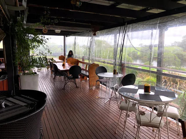 Over the Hedge Café