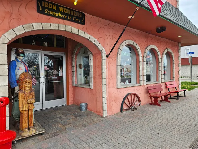 Mama Mia's Pizza & Free Original Mac Bridge Museum