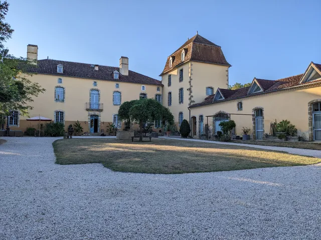 Chateau Lacoste: Gîte de groupe et salle réception, séminaires et stages, Château pour mariages, évènements, Gers, Occitanie