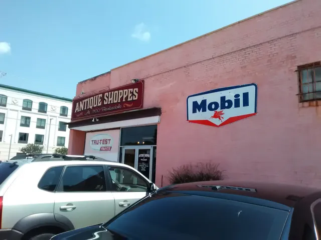 Antiques Shoppes At 1100 Barksdale