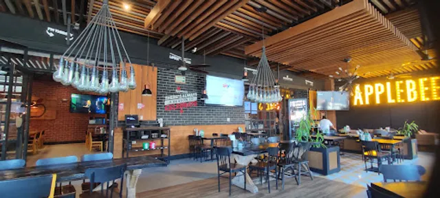 Applebee's Real Center