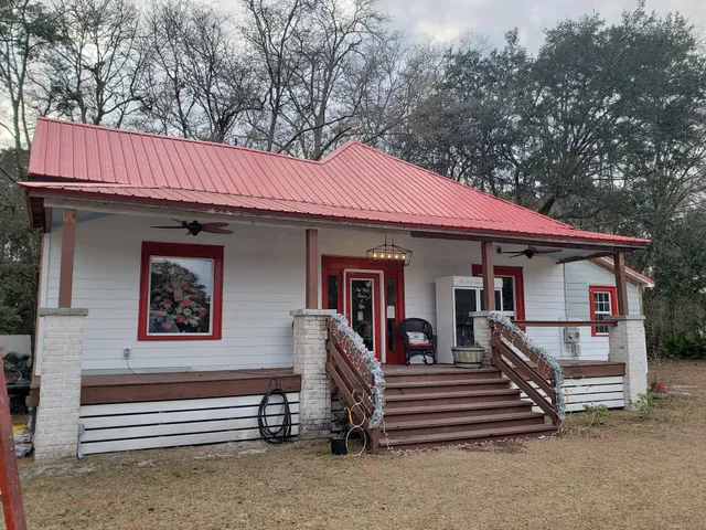 Red Roof Flowers & Gifts