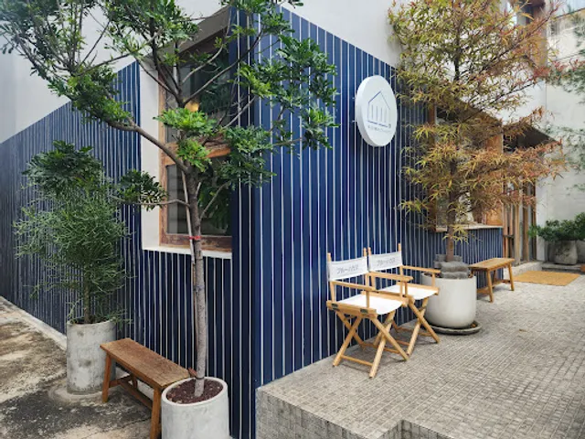 Blue House Café Sriracha