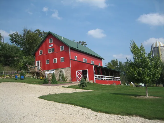 Barn On the Bluff B & B