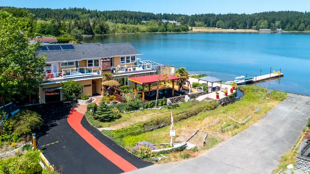 Birds of a Feather Victoria Ocean Lagoon B&B