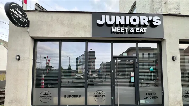 Juniors meet and eat