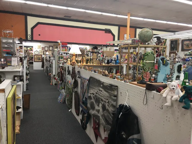 272 Antiques & Collectibles Marketplace