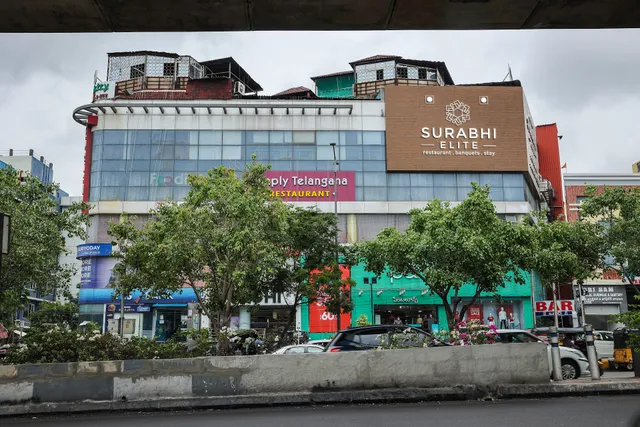 Capital O Hotel Surabhi Elite Near Miraj Cinemas - Shalini Shivani