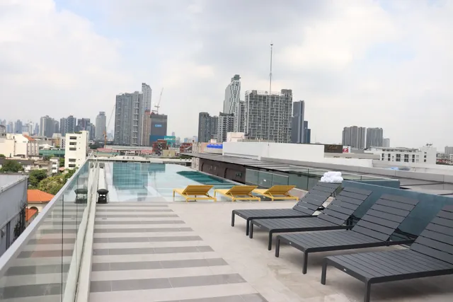 The Quarter On Nut by UHG