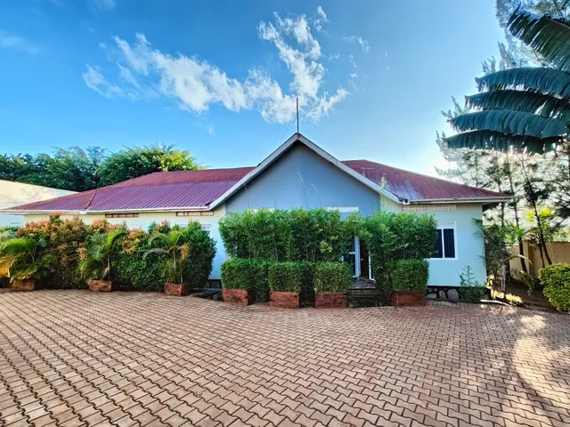 Airport Shoebill Hotel