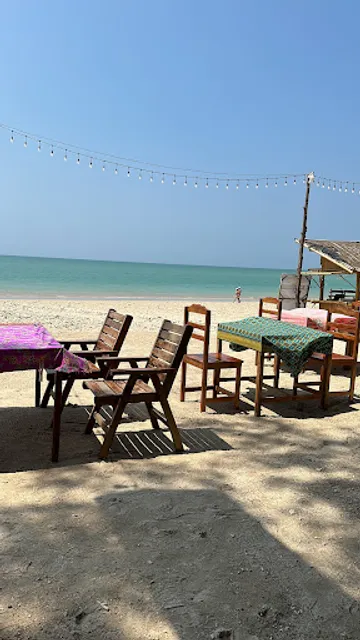 Happy Beach Bar & Restaurant