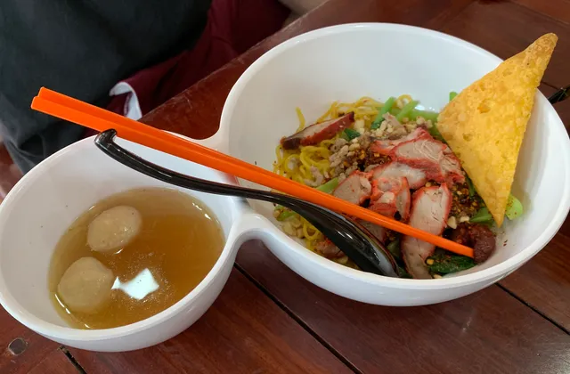 โหน่ง ชะชะช่า บะหมี่เกี๊ยว