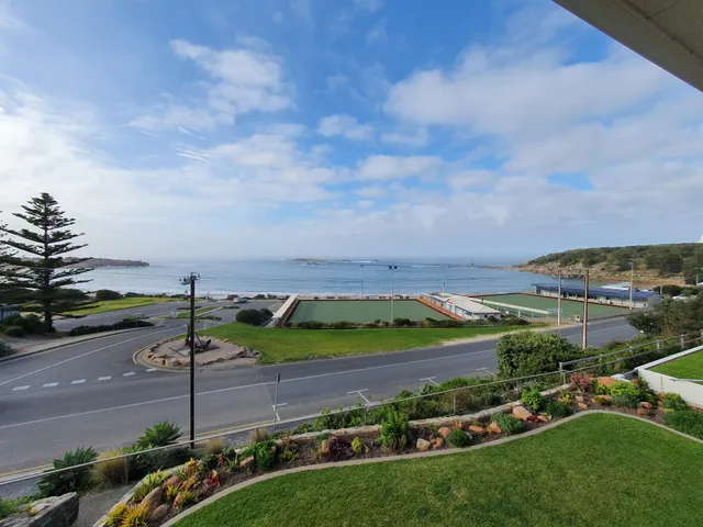 Unwind @ Dolphins Beachfront Apartment