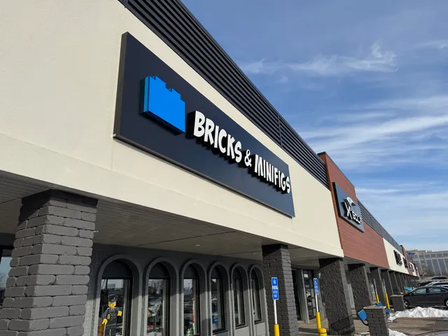 Bricks & Minifigs Apple Valley