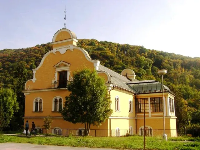 Tihániovský kaštel