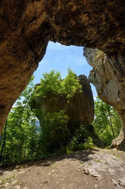 Houbirg - Hollow Rock