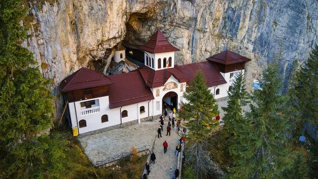 Peștera Avenul de sub Babele