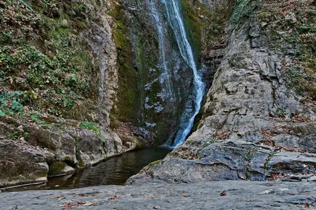 Under the Splashes of the Waterfall - Ecotrail