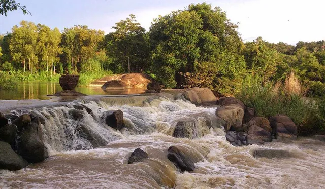 Boiling water lake (Mai Waterfall Tourist Area)