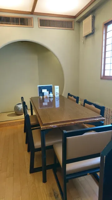 Kamatsuru（Japanese restaurant,Sashimi, seafood bowl, grilled fish)