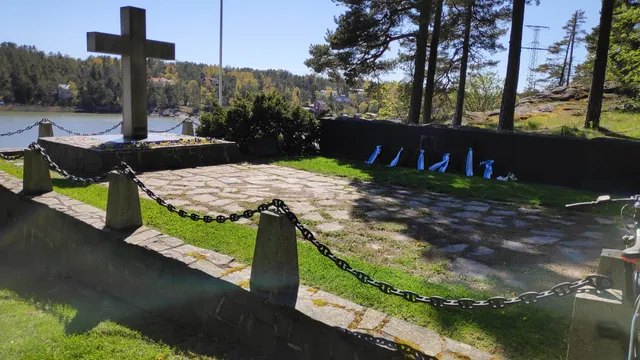 Navy heroes memorial cross