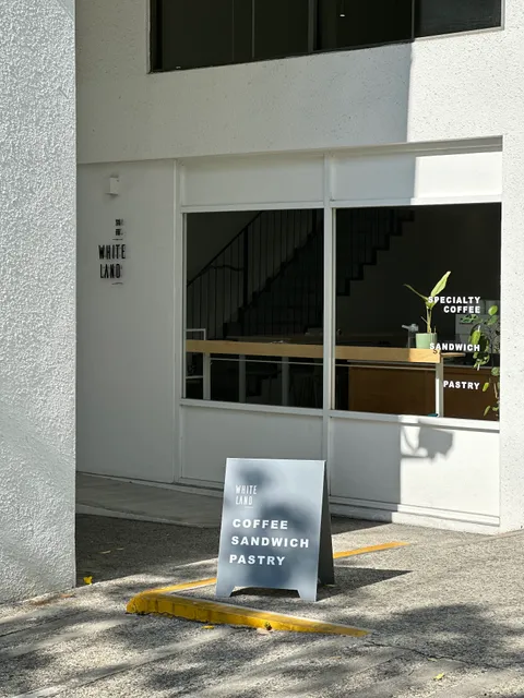 White Land Cafe | Specialty Coffee