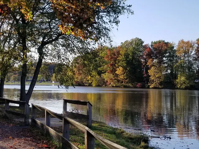 Colonial Lake Park