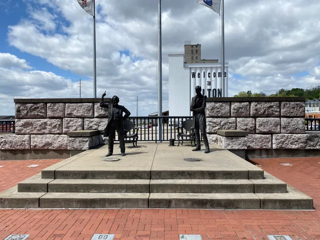 Lincoln/Douglas Square