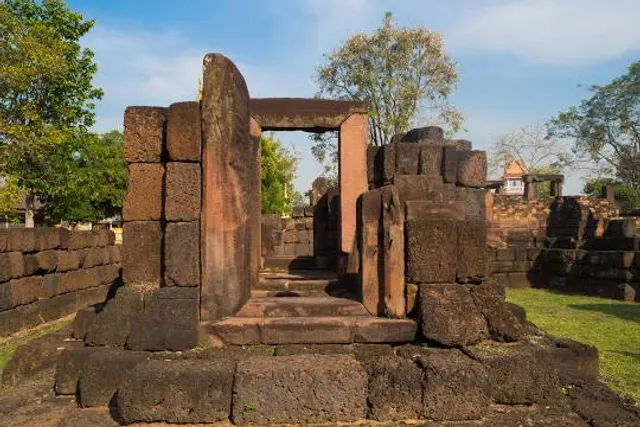 Prasat Ku Ka Sing (Stone castle)