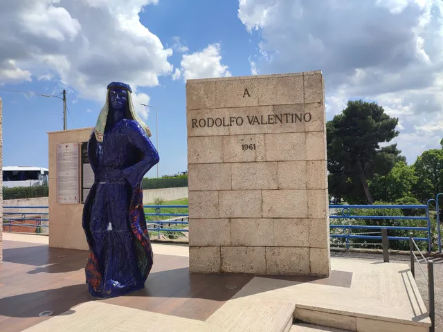 Statua di Rodolfo Valentino