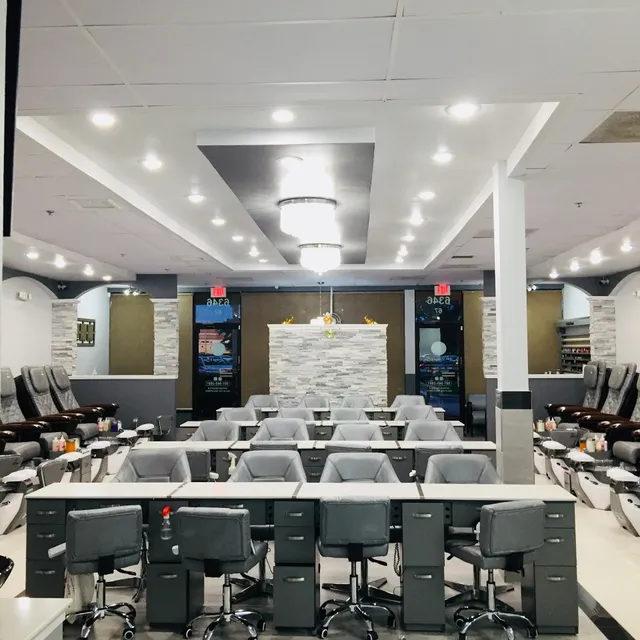 Lux Nail Lounge & Spa