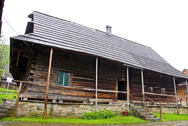 Chata Kawuloka Turyści indywidualni zwiedzanie po wcześniejszym uzgodnieniu telefonicznym.