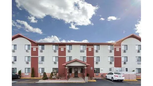 Super 8 by Wyndham Mundelein/Libertyville Area