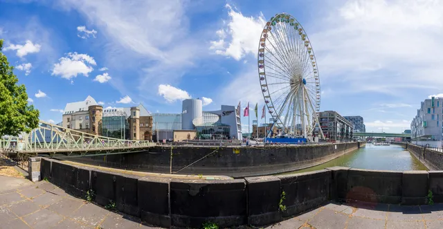 Das Kölner Riesenrad am Schokoladenmuseum
