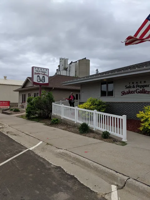 Traer Salt and Pepper Shaker Gallery