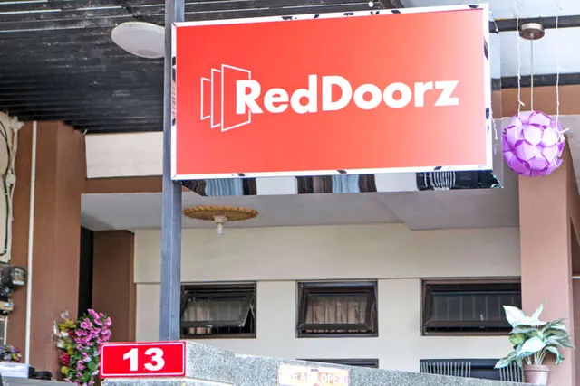 RedDoorz Plus near Isola UPI