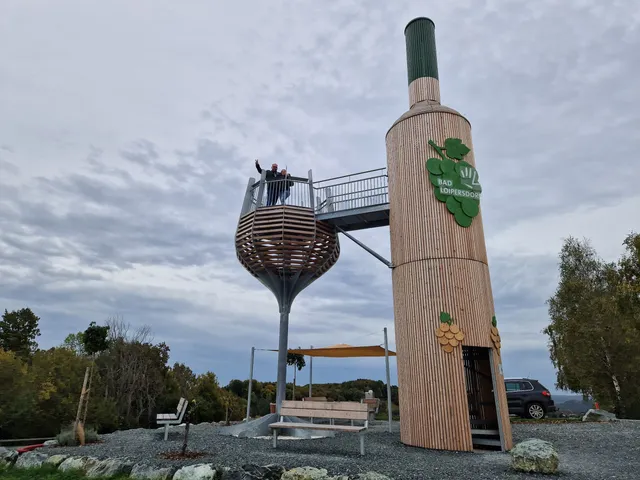 Begehbare Weinflasche mit Weinglas