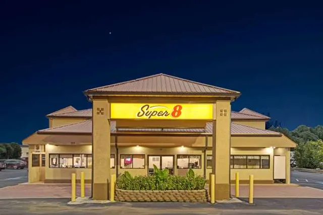Super 8 by Wyndham Suwanee