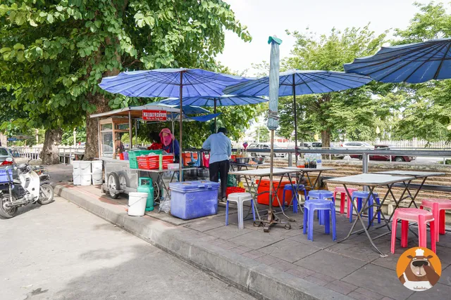 Hongyok Pork Red Rice - ข้าวหมูแดงหงษ์หยกนครปฐม(ริมคลอง)