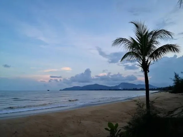 Pantai Teluk Lipat