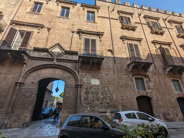 Palazzo Ajutamicristo