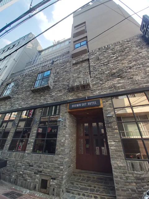 Brown-Dot Hotel