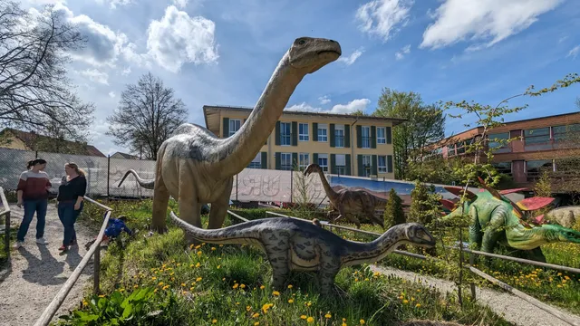Dinohalle und Dinogarten