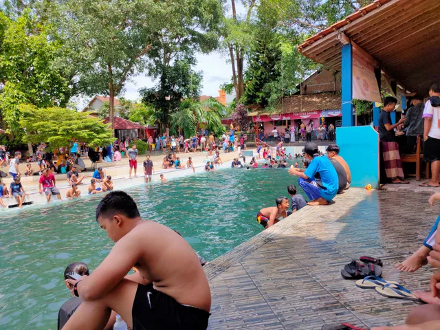 Kolam Renang Tirta Alami