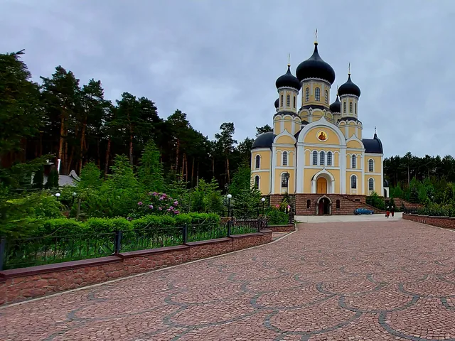 Sviato-Anastasiivskyi stavropihiinyi zhinochyi monastyr