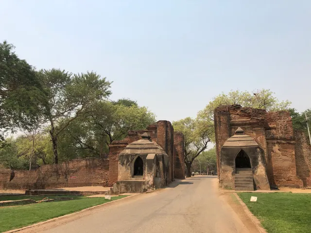 Tharabar Gate သရပါတံခါး